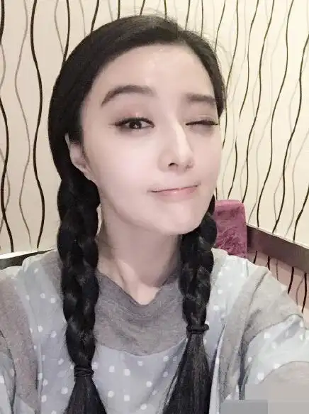 范冰冰梳麻花辫卖萌似少女 吃火锅疑李晨同行