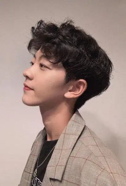 男生短发烫什么发型好看帅酷双气质的短卷发造型