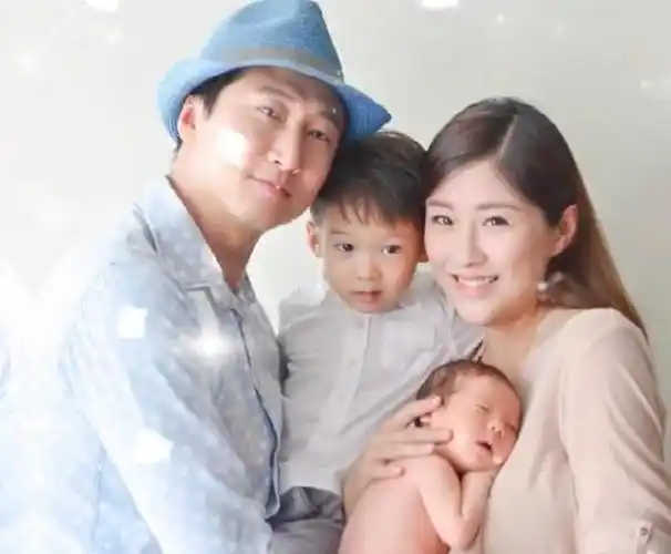 洪金宝儿子庆结婚10周年洪天明晒全家福秀恩爱与老婆有夫妻相