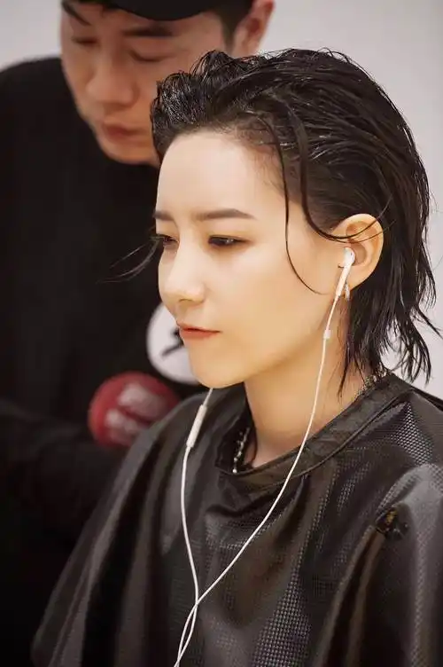 参加节目前并不火,但除了万茜,她也成了姐姐中的"香饽饽"_李斯丹妮