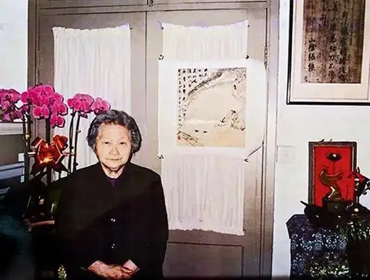 邹佩珠女士与作品合影"夫画者,本寂寞之道".