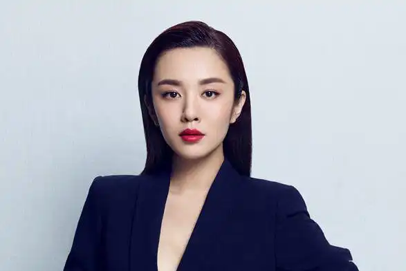 女生长发大背头发型 尽显女王气质