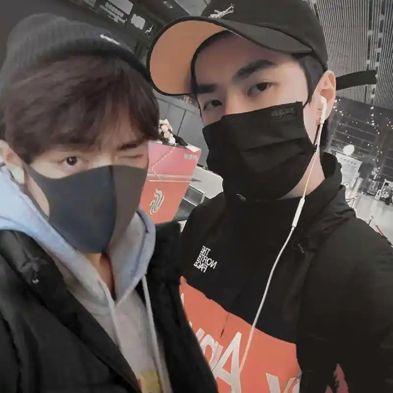 小情侣的日常自拍 #博君一肖 #百香果 #肖战王一博 #bj - 抖音