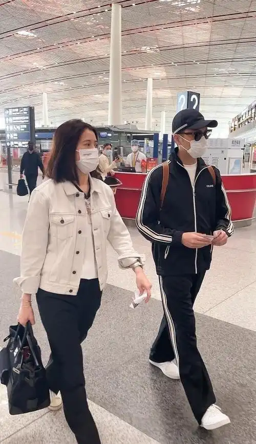 袁咏琳和张智霖私服也是情侣装牵手宛如热恋情侣看着真幸福