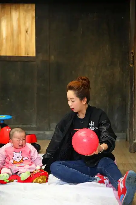 《花样2》"女神"杨紫变神通"奶妈" 肖剑成孩子王