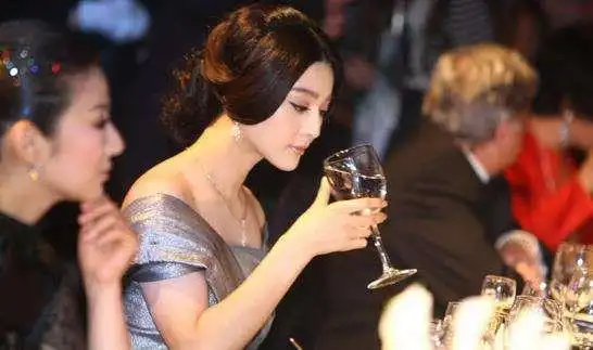 4位酒后失态的明星:心疼林志玲,曾志伟最安静,她直接当众摔倒