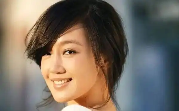 狗仔队员拍下了胡歌的妻子黄曦宁与朋友外出的瞬间,迅速引起了网友们