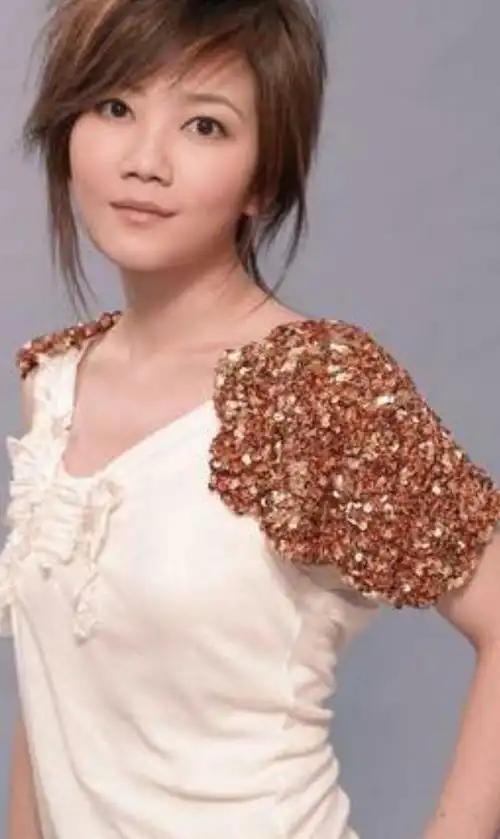 梁静茹气质写真照,还记得她那首勇气吗?