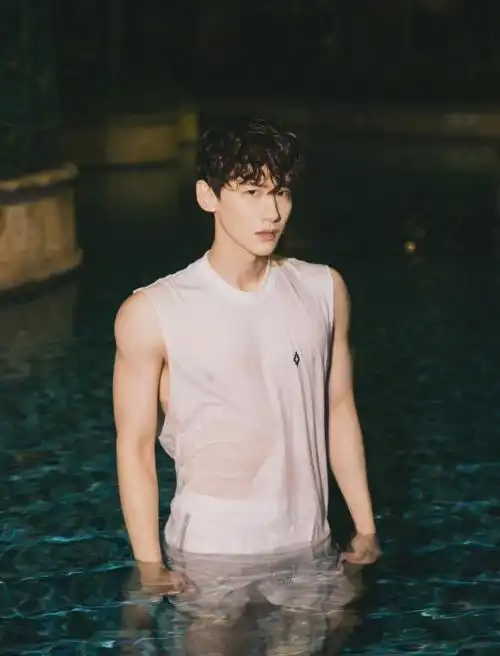 白敬亭真敢秀,湿身造型展现强壮肌肉,完美打造独特型男魅力