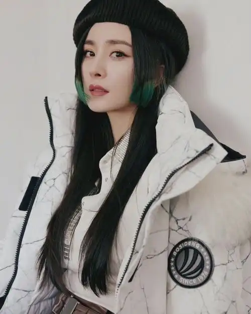 杨幂绿色挑染公主切好绝!__财经头条