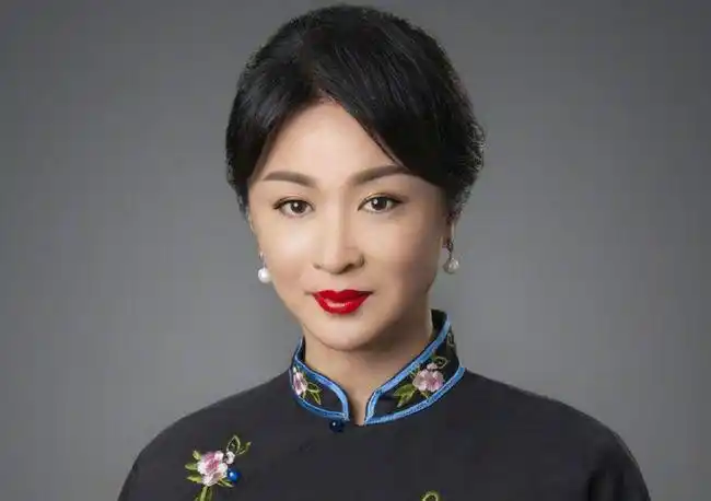 之前金星还在社交平台上po出自己的素颜自拍照,照片中的她躺在床上