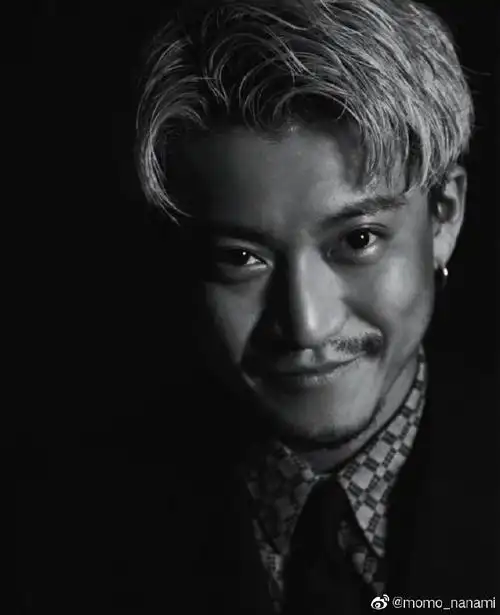 小栗旬拍摄黑白大片 胡须尽显成熟男人魅力_娱乐频道_中国青年网