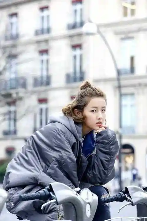 张子枫品味真好穿oversize棉服配白t恤街拍半扎丸子头超洋气