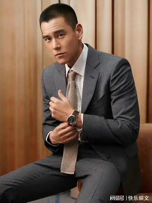 42岁彭于晏疑定居日本!驾车出行引关注,副驾驶上的女子靓丽动人