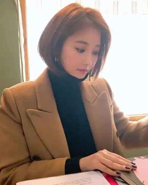 周涛拍摄时尚杂志曝光卡其风衣配卷发优雅知性气质不输女明星