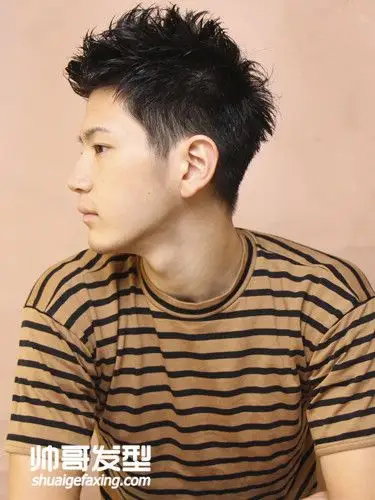 接近三十岁的男人留什么发型好男士黑色短发最经典耐看