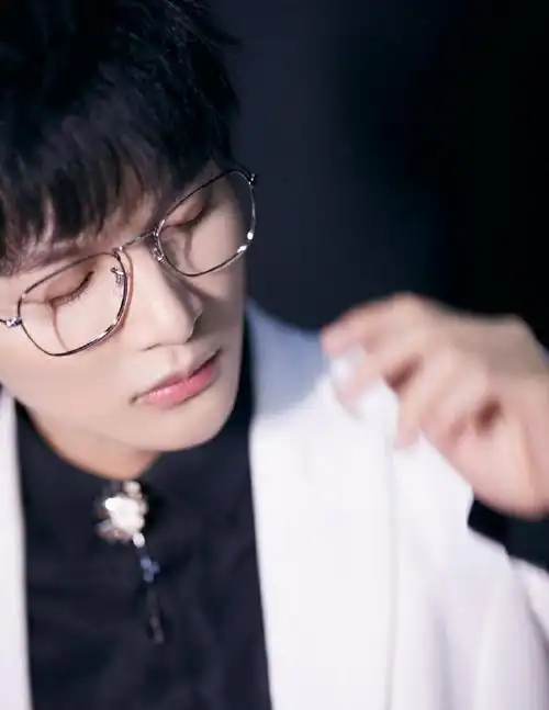 周深银丝眼镜造型