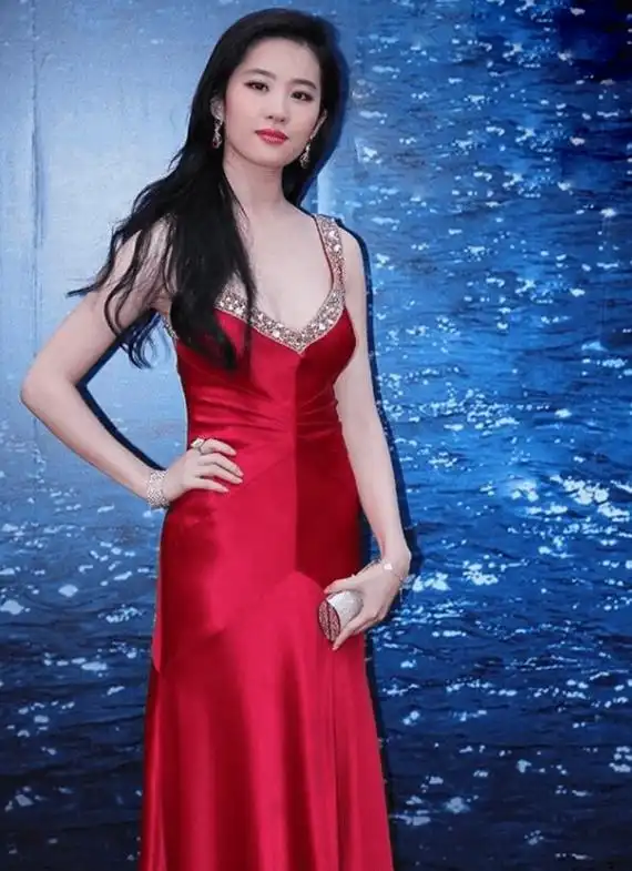 从该时尚博主晒出的刘亦菲的活动图来看,刘亦菲穿着一件红色的吊带