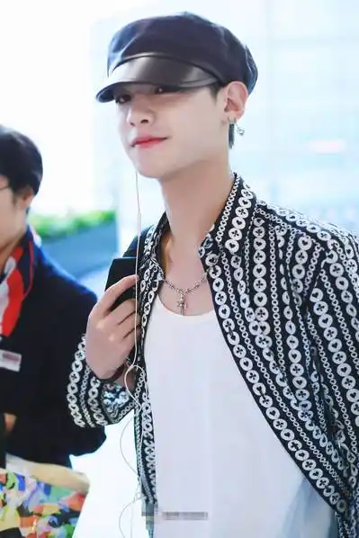 黄明昊头戴报童帽帅气可爱 脖子残留染发膏显呆萌