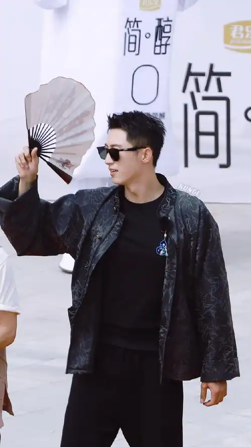 黄景瑜极限挑战#墨镜一戴,不得不爱@johnny黄景瑜