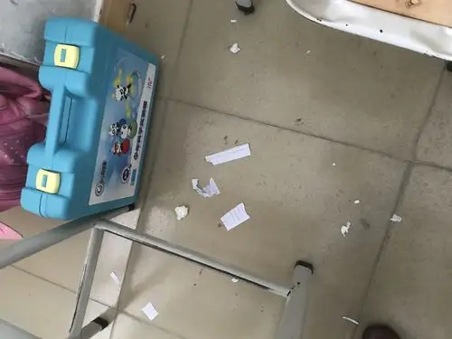 在教室乱丢纸屑,不干净!