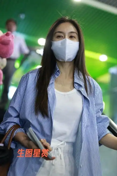 王子文机场私服穿搭,蓝色条纹衬衫清爽这一夏9795