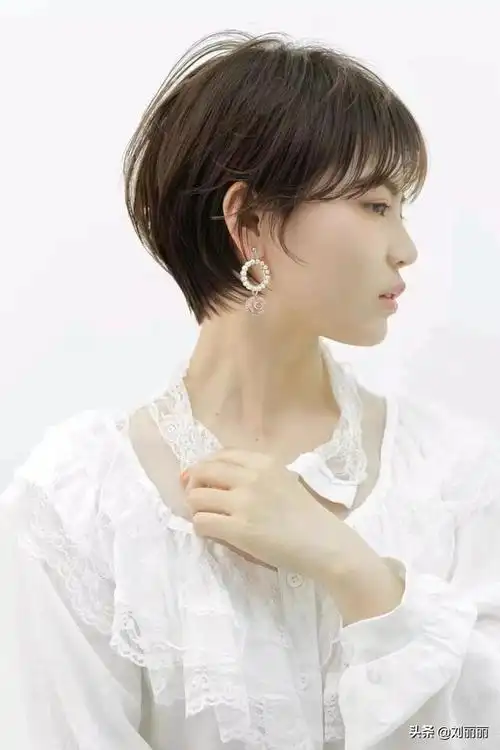 气质短发发型女生图片(女生短发发型图片)