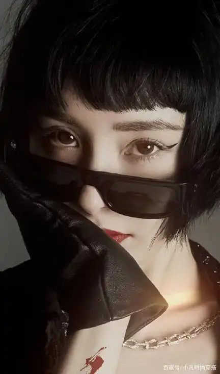 杨幂短发 外穿内衣,诠释酷帅的性感!性感身材太吸睛!