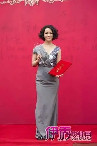 谢兰喜获公益明星奖 深v灰色晚礼美艳动人