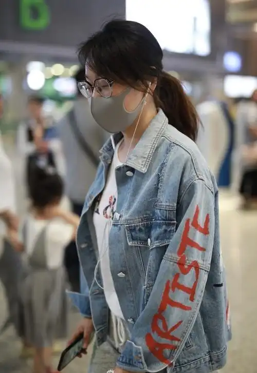 闫妮身着牛仔衣一身休闲装现身机场 素颜亮相口罩遮面