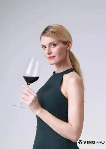 正确持杯姿势展现优雅人生