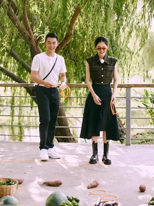 3年2胎后的苗苗与郑凯同框穿背心半身裙短靴时髦洋气又减龄