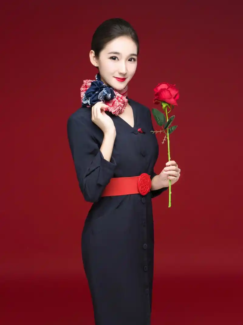 东航制服照 /红唇93记忆7615 与其说怀念飞行时期的容貌与状态