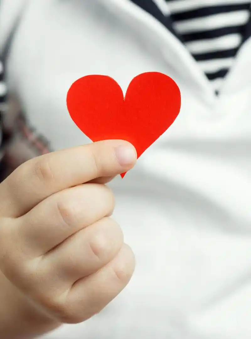 比心,许多人都会,但是,千年前的壁画上,竟然有比心的画面,确实令人