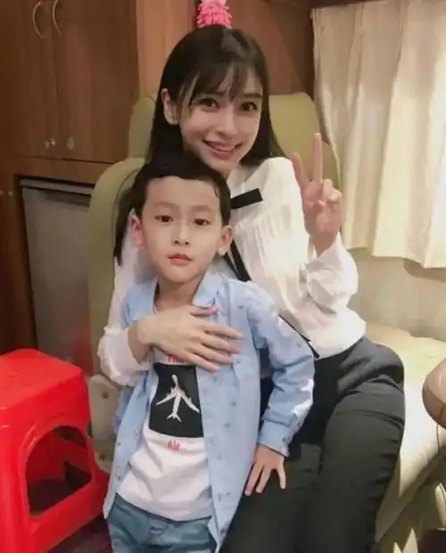 小海绵拿妈妈baby账号刷直播登上热搜,网友吐槽称为复出拿儿子炒作