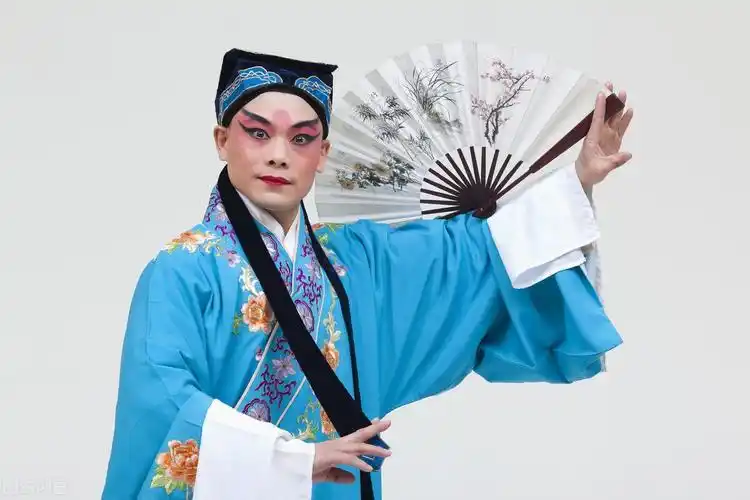 但在爷爷忙里偷闲的解说下,我还是对京剧里的各种角色,有了一定印象的