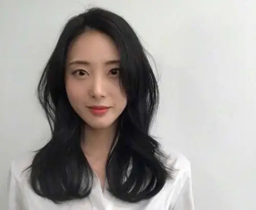 女生三七分刘海大卷 烫发发型