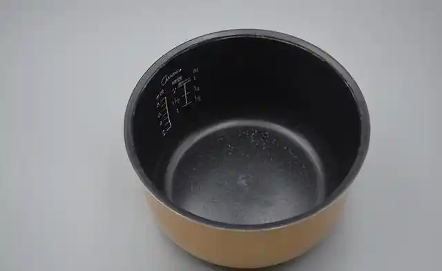 电饭煲内胆涂层脱落,会伤害人体健康吗?结果可能和你想的不一样