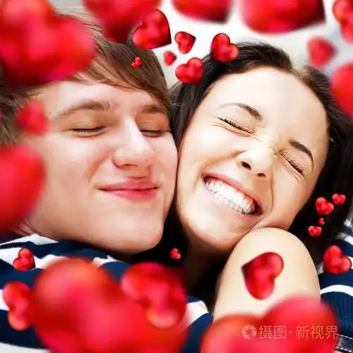 年轻夫妇拥抱和非常高兴能在一起的特写