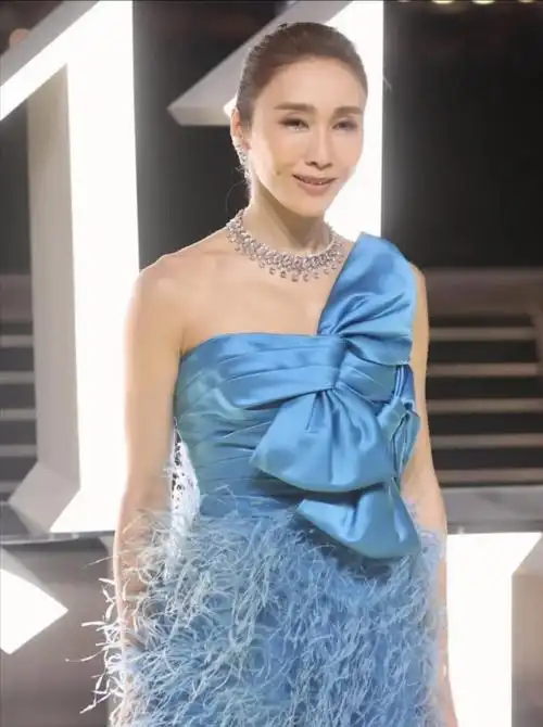 51岁黎姿近照显老态,和郑秀文同框被吊打,网友直呼怀念小结巴 - 哔哩