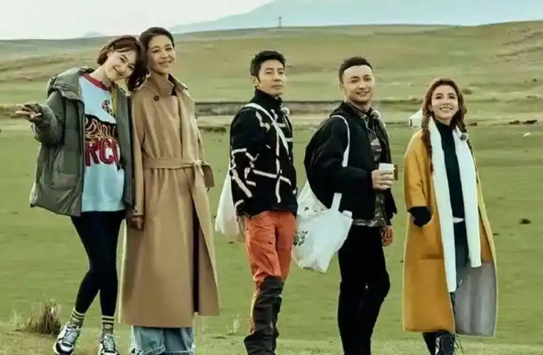 央视主持人同框,朱迅倪萍穿大衣王冠穿卫衣,一个比一个有气质_款式