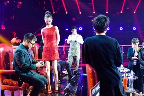 蒙面唱将猜猜猜3回归美女主持挑战猜评团