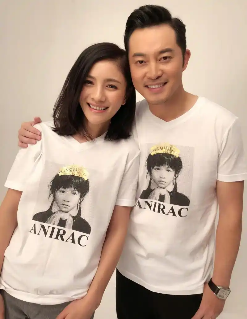 沙溢甜蜜搂妻亮相,黑t叠穿衬衫潮男范十足,44岁胡可小腹显眼