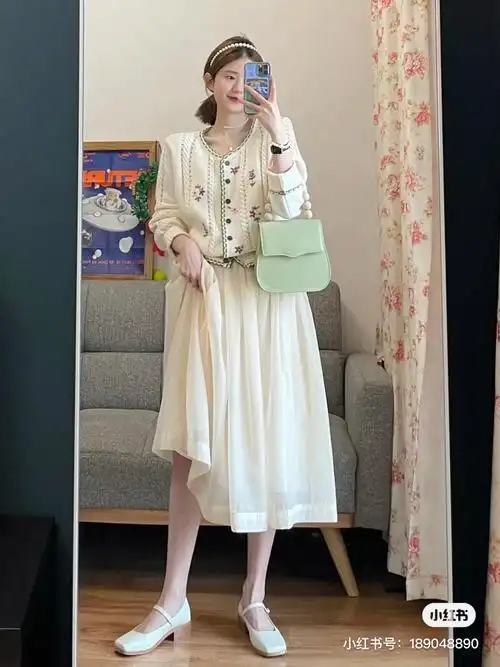 想要这个白色纱裙不知道该配哪个上衣好看