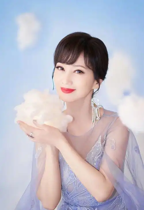 1/9近日,赵雅芝发布一组紫色系梦幻写真,照片中她身穿紫色纱裙大气