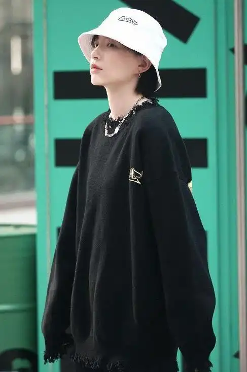 李斯丹妮的超a男友风怎能不爱?短发配短裤,新时代女生穿搭!