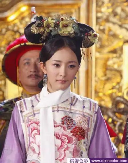 杨幂清宫装展轻灵不俗气质