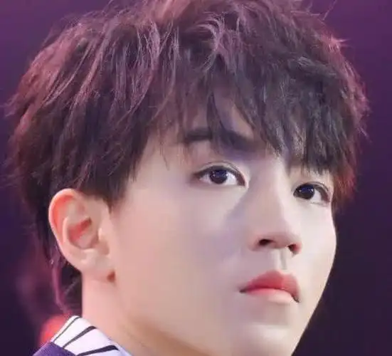 上节目的时候,每一个人也都会化妆,有一种眼影叫王俊凯的眼影,让人看