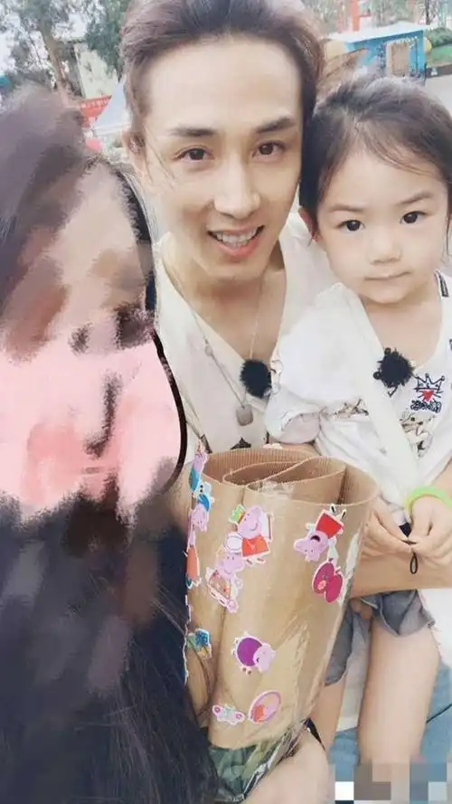 戚薇女儿哭起来脸部走向都跟妈妈一样从小就爱美抓周就认准口红