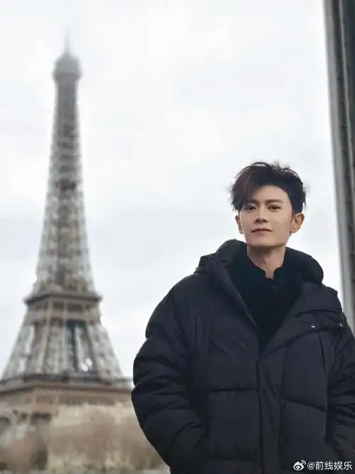 巴黎铁塔下的任嘉伦